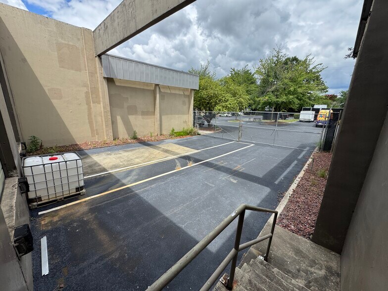 More Photos Of 1876 Defoor Ave NW, Atlanta Showroom For Lease