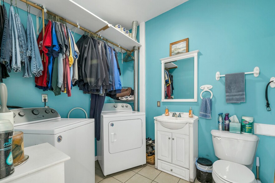 More Photos Of 14 Boynton Ln, Seabrook General Retail For Sale