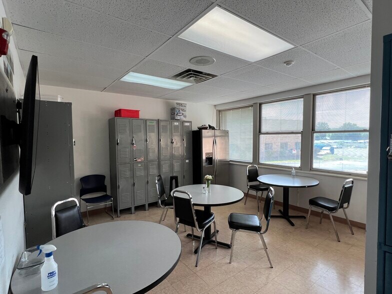 More Photos Of 8300 Dow Cir, Strongsville Light Distribution For Lease