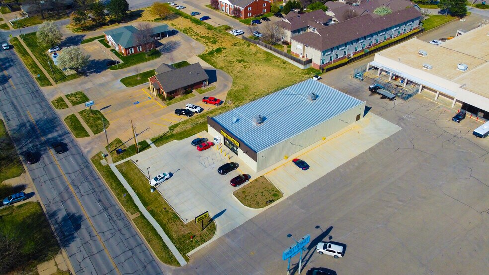 More Photos Of 1612 N Ohio St, Augusta Freestanding For Sale