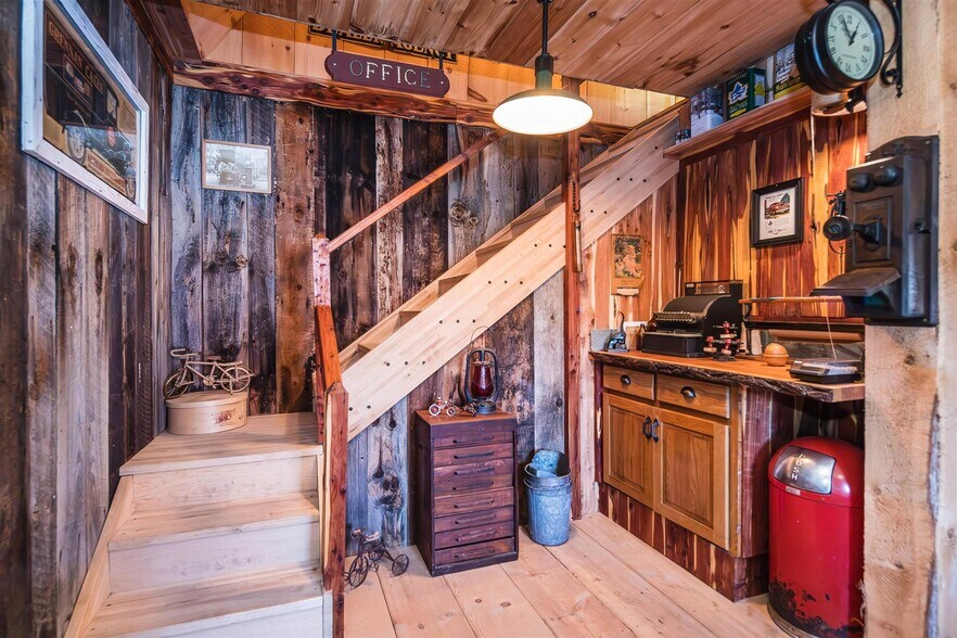 More Photos Of 640 Orchard Dr, Bridport Flex For Sale