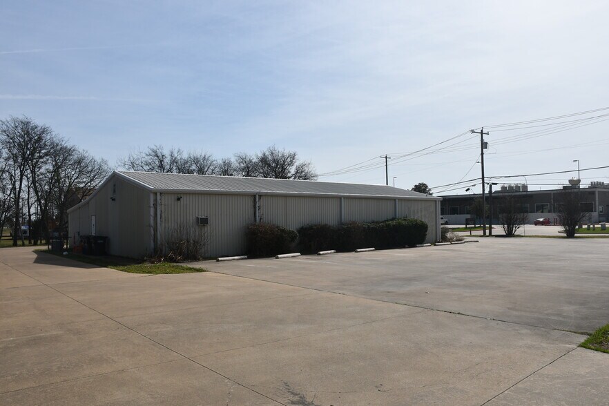 More Photos Of 901 Elm St, McKinney Flex For Sale
