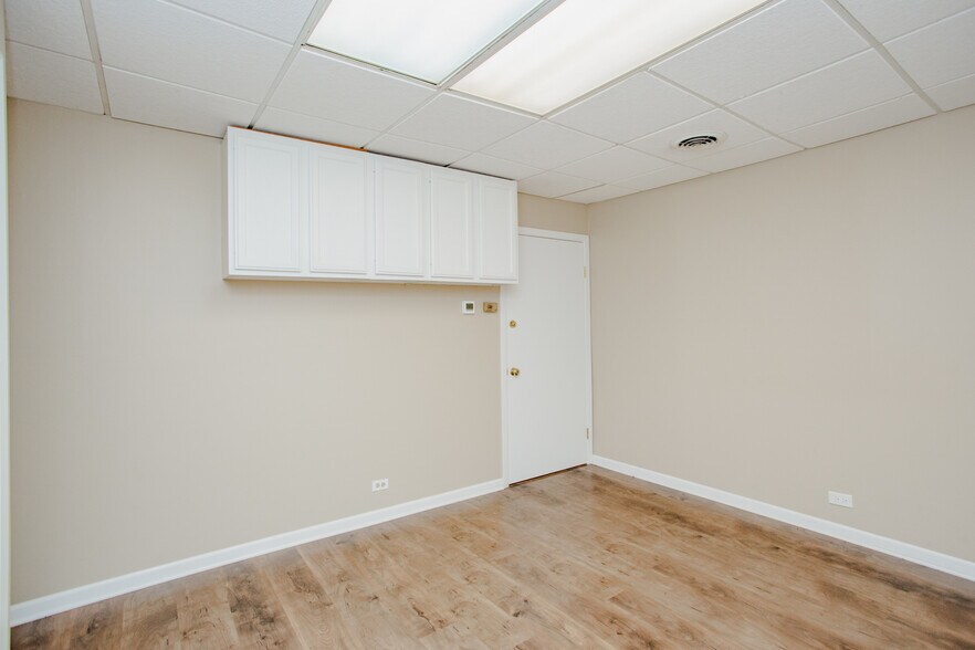 More Photos Of 831 W Touhy Ave, Park Ridge Storefront For Lease