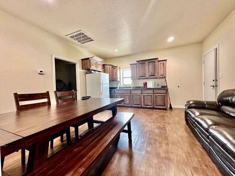 More Photos Of 602 US Highway 385 N, Seminole Flex For Sale