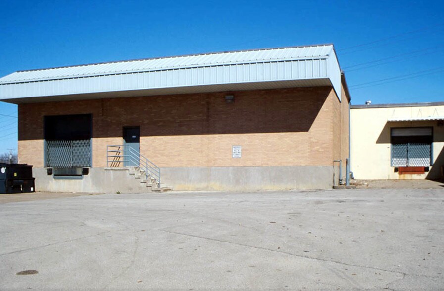 More Photos Of 3601 E Vickery Blvd, Fort Worth Flex For Sale