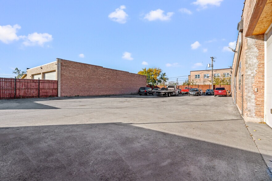 More Photos Of 9200 Kilpatrick Ave, Oak Lawn Flex For Sale