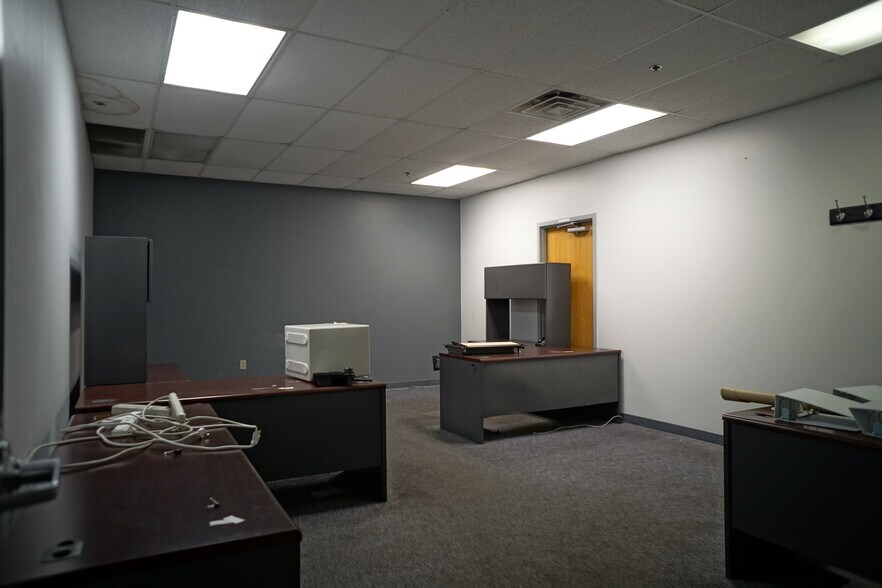 More Photos Of 850 Industrial Rd, Madisonville Manufacturing For Lease