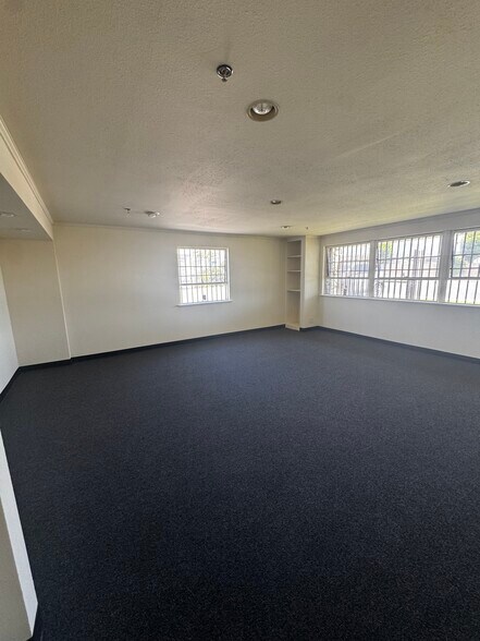More Photos Of 1017 S Mountain Ave, Monrovia Manufacturing For Lease