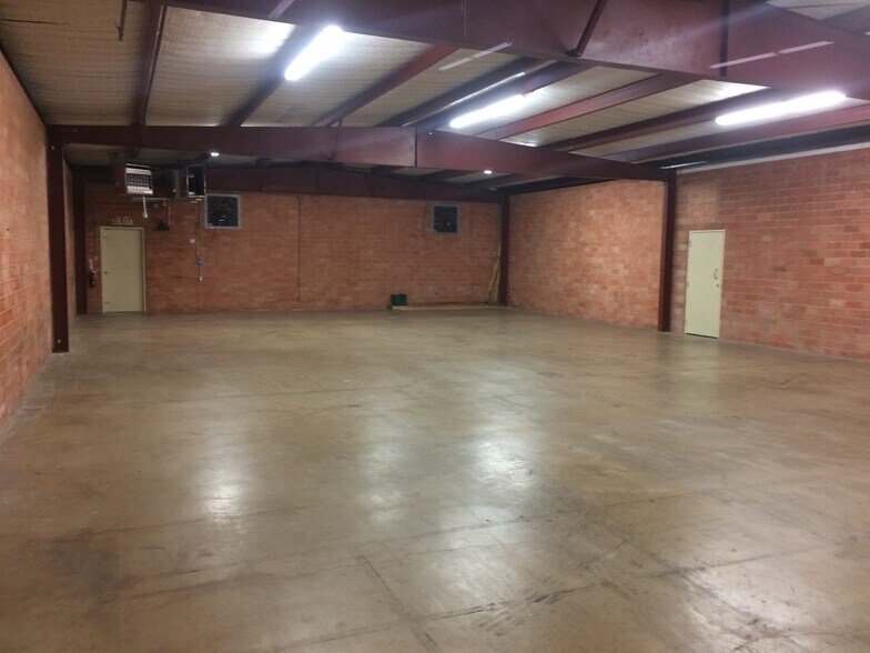 More Photos Of 8446 Gault Ln, San Antonio Light Distribution For Lease