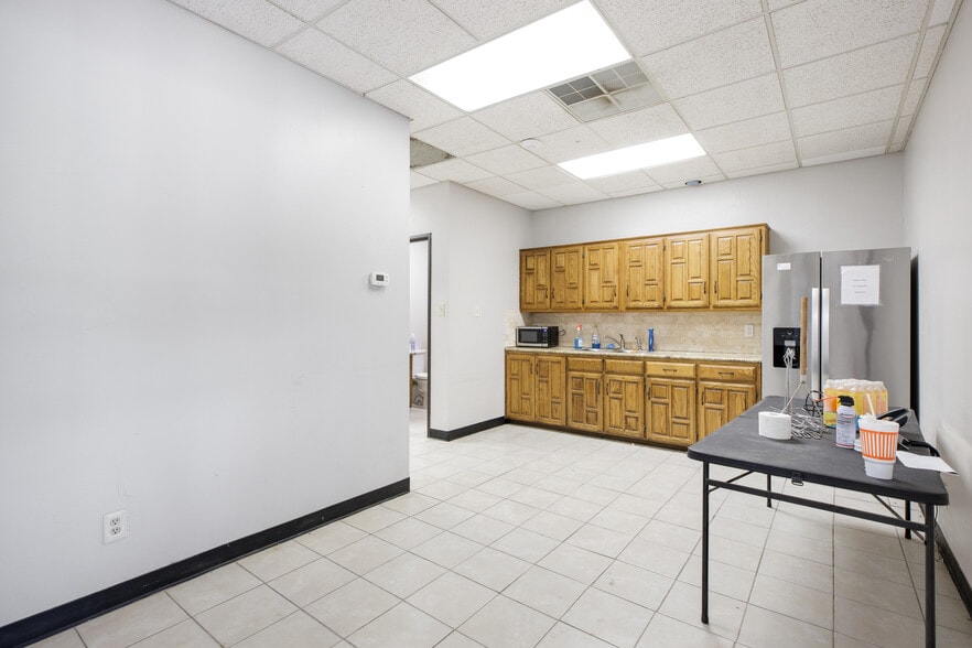 More Photos Of 31 Steel Rd, Wylie Manufacturing For Lease