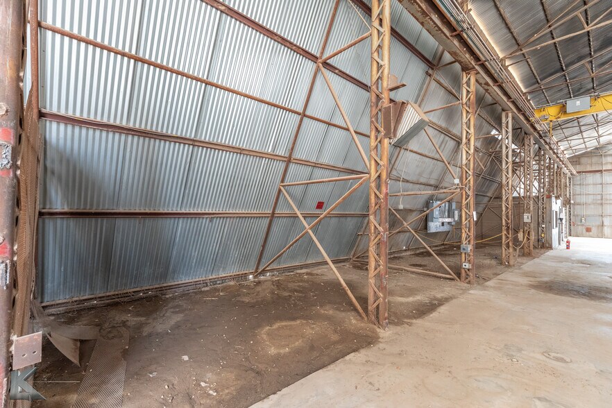 More Photos Of 2024 Oak St st, Abilene Manufacturing For Sale