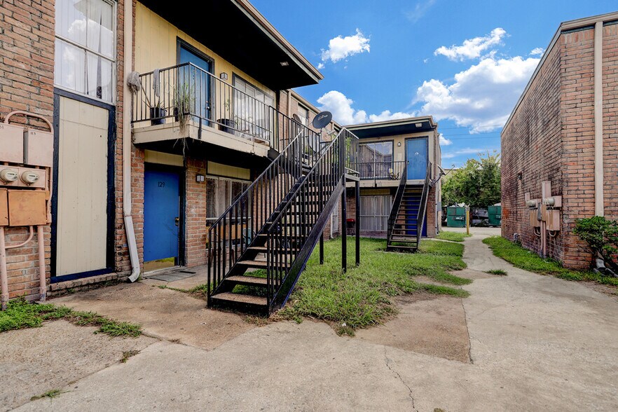 More Photos Of 215 W Little York Rd, Houston Apartments For Sale