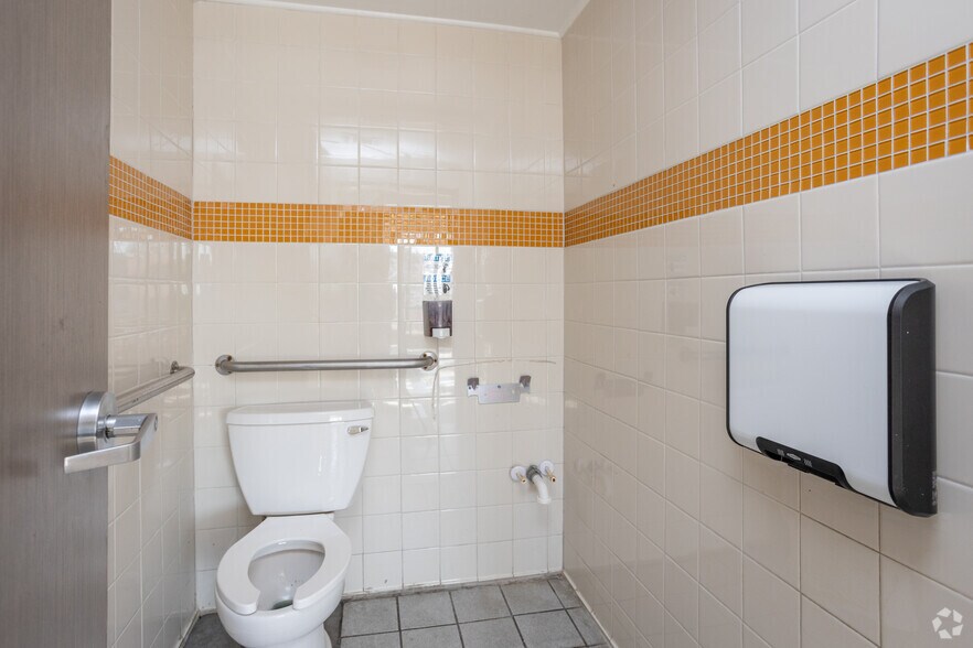 More Photos Of 309 S Lockwood Dr, Houston Restaurant For Lease