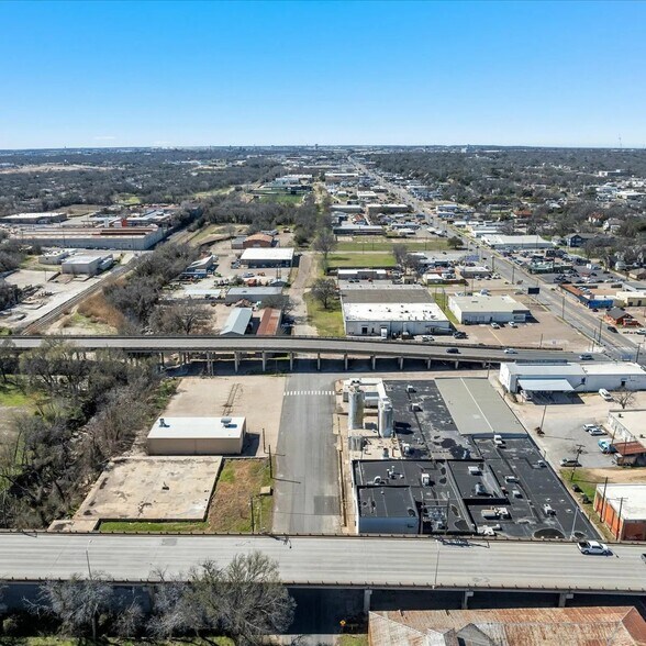 More Photos Of 225 S 17th St, Waco Distribution For Sale