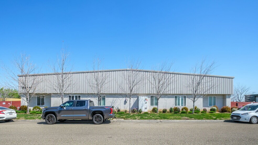 More Photos Of 2960 N Miami Ave, Fresno Warehouse For Lease