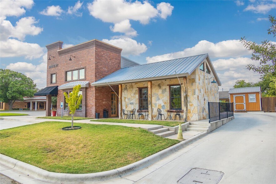 More Photos Of 301 E Brown St, San Saba Freestanding For Sale