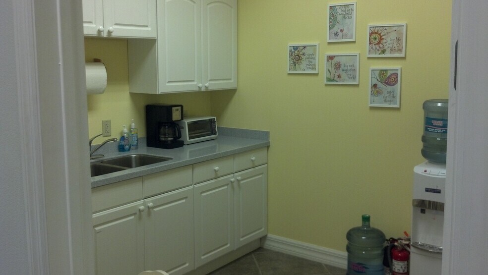 More Photos Of 740 Commerce Dr, Venice Warehouse For Sale