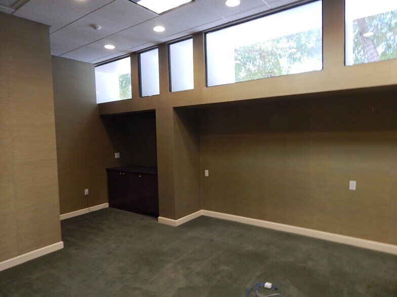 More Photos Of 1561 Main St, Sarasota Storefront Retail Office For Lease