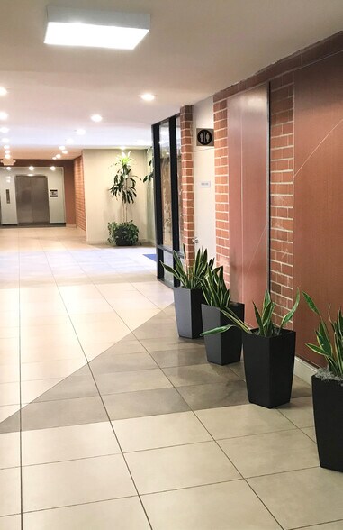 More Photos Of 19231 Victory Blvd, Reseda Medical For Lease