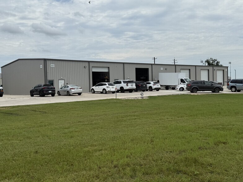 More Photos Of 299 Navarro Dr, Seguin Unknown For Lease