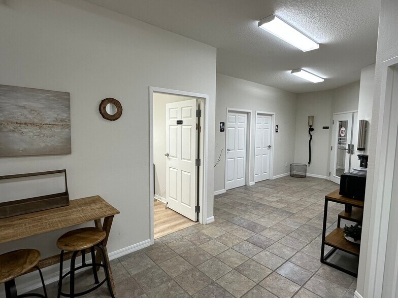 More Photos Of 957 S Lois Ter, Inverness Loft Creative Space For Lease