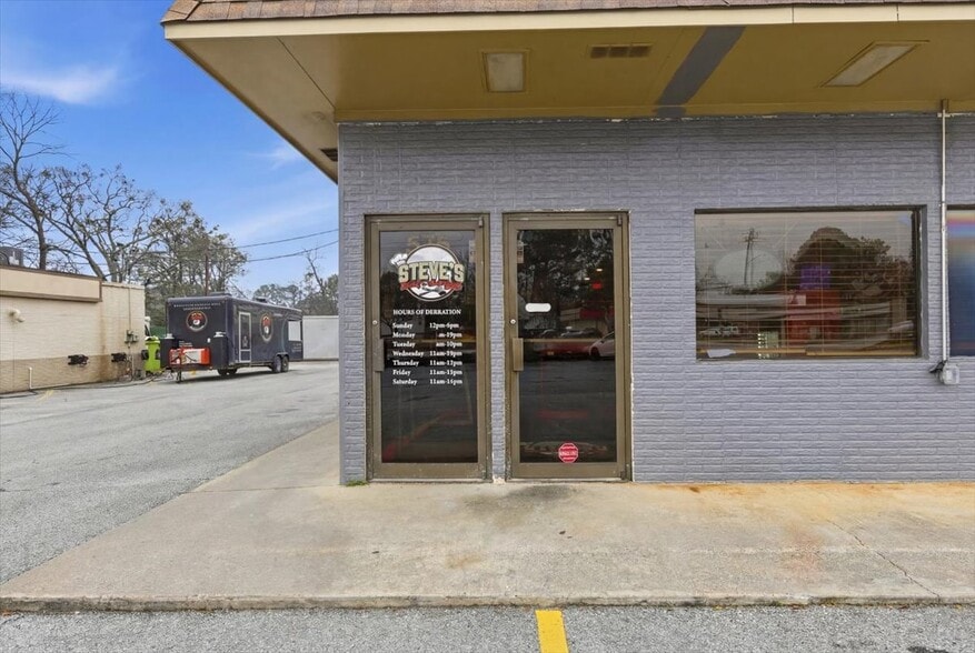 More Photos Of 575 N Glynn St, Fayetteville Freestanding For Sale