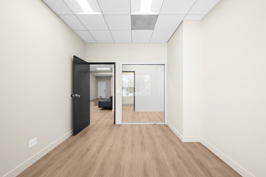 More Photos Of 24011 Ventura Blvd, Calabasas Medical For Lease