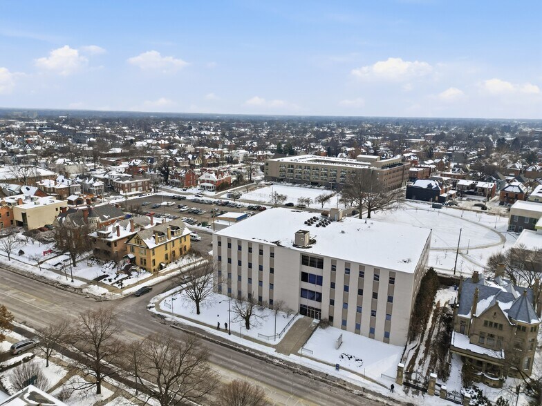 More Photos Of 899 E Broad St, Columbus Medical For Lease