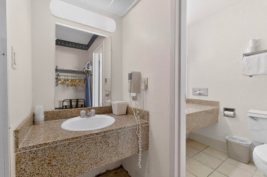 More Photos Of 1501 E Santa Fe Ave, Grants Hotel For Sale