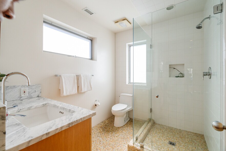 More Photos Of 1320 Abbot Kinney Blvd, Venice Loft Creative Space For Sale