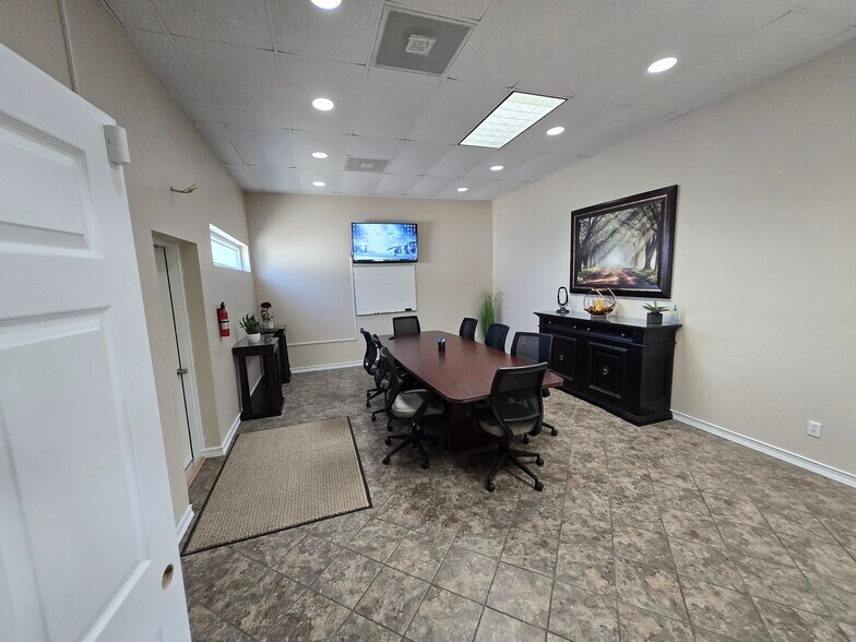 More Photos Of 1813 N Harrison St, Shawnee Flex For Lease