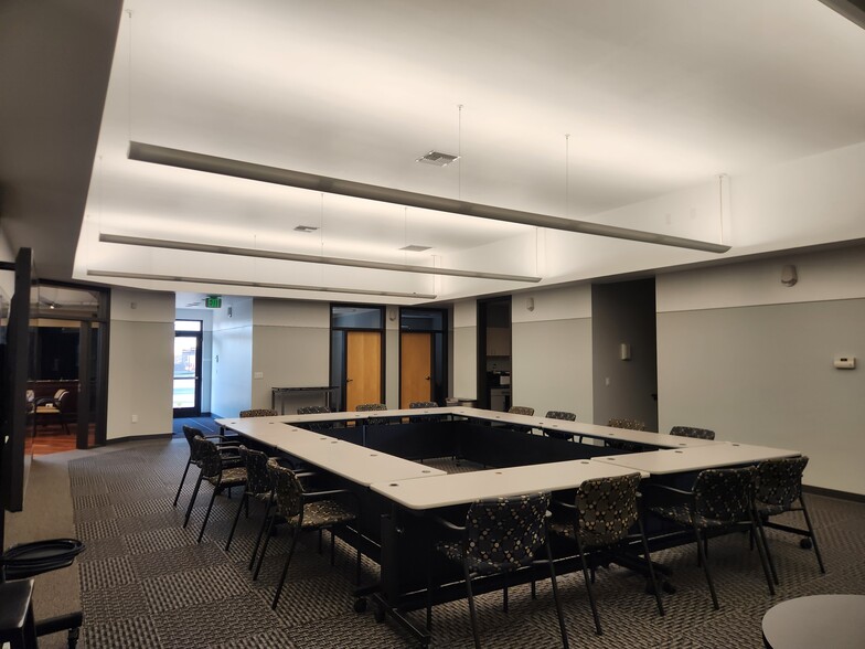More Photos Of 444 S Haskell St, Central Point Office For Lease