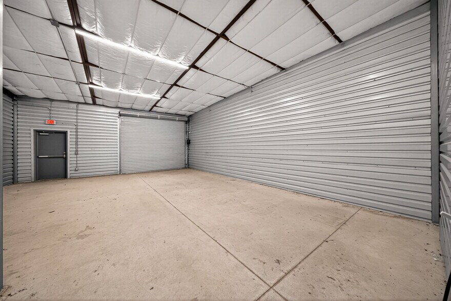 More Photos Of 8114 City Base Landing, San Antonio Unknown For Lease