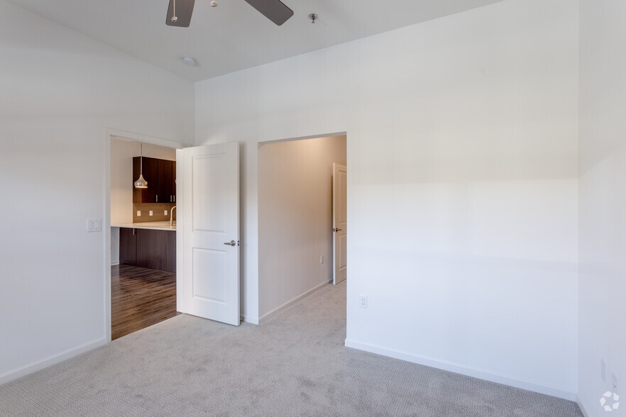 More Photos Of 10401 College Blvd, Overland Park Apartments For Lease