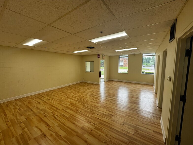 More Photos Of 1421-1431 Armour Blvd, Mundelein Warehouse For Lease