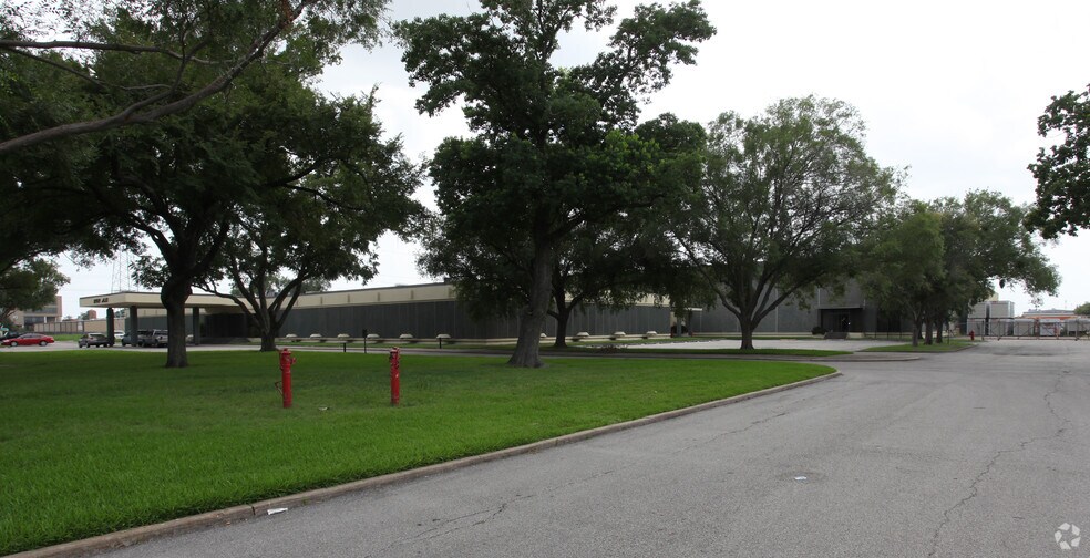 More Photos Of 3021 Mangum Rd, Houston Warehouse For Lease