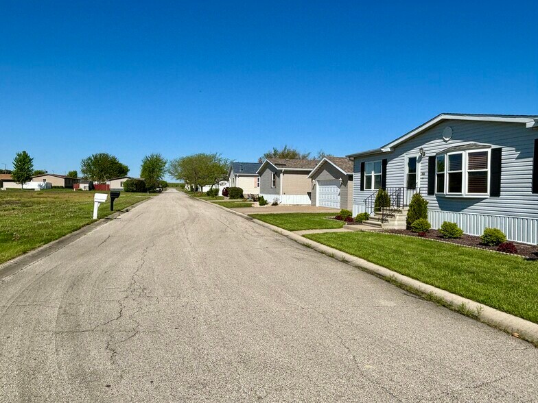 More Photos Of 104 Enterprise Dr, Chenoa Manufactured Housing Mobile Home Park For Sale