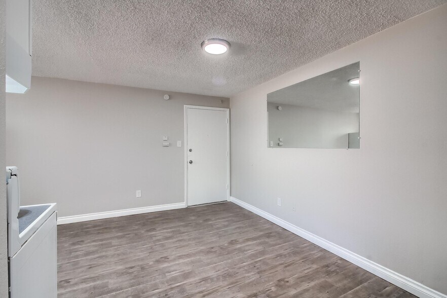 More Photos Of 1960 Dallas St, Aurora Apartments For Sale