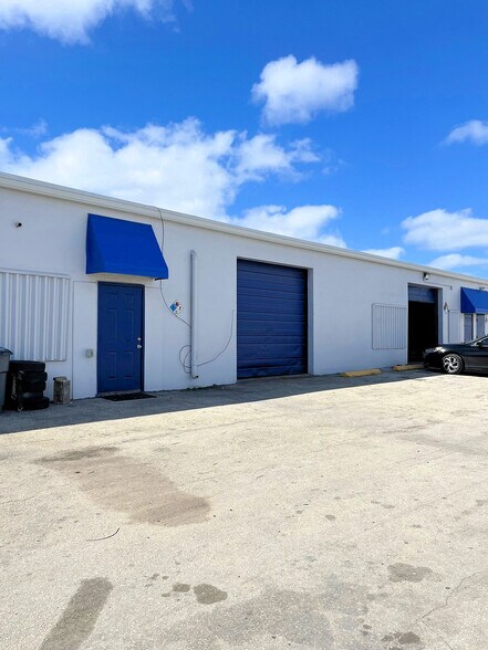 More Photos Of 511-545 NE 32nd St, Oakland Park Warehouse For Lease