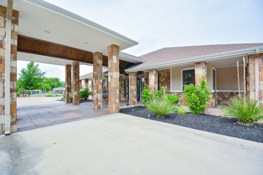 More Photos Of 2320 Airport Rd, Temple Storefront Retail Office For Lease