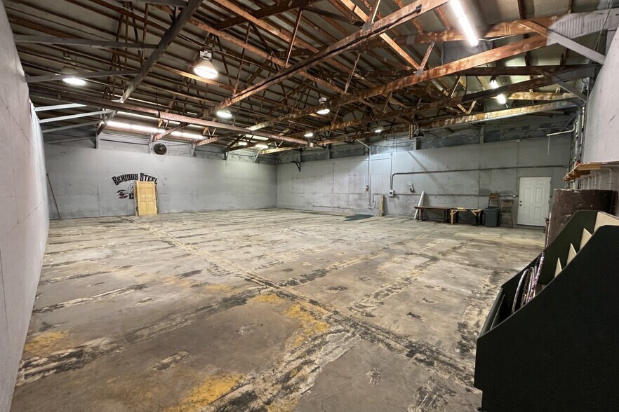 More Photos Of 231 E Walnut St, Chatham Industrial For Lease