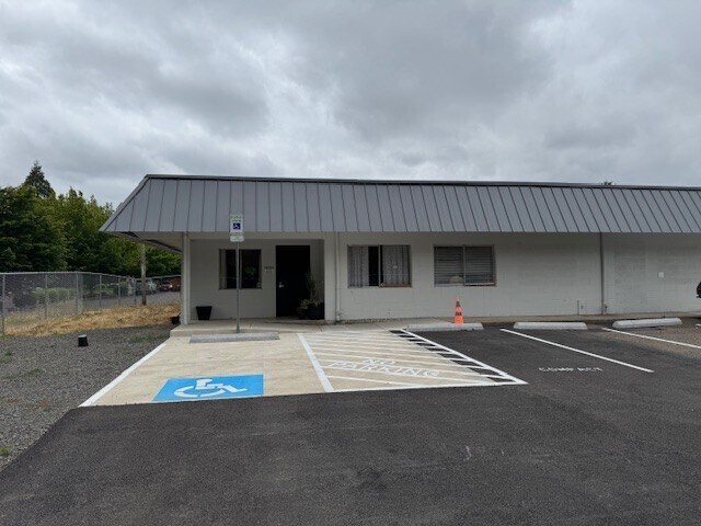 More Photos Of 1800 NE Highway 99W, Mcminnville Storefront Retail Office For Lease