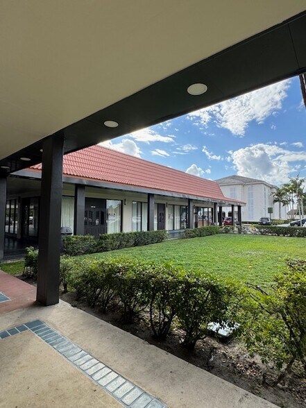 More Photos Of 4410-4538 Inverrary Blvd, Lauderhill Storefront For Lease