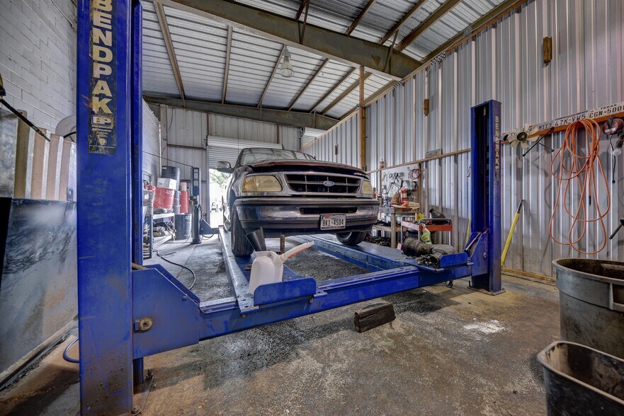 More Photos Of 307 E Alamo St, Brenham Auto Repair For Sale