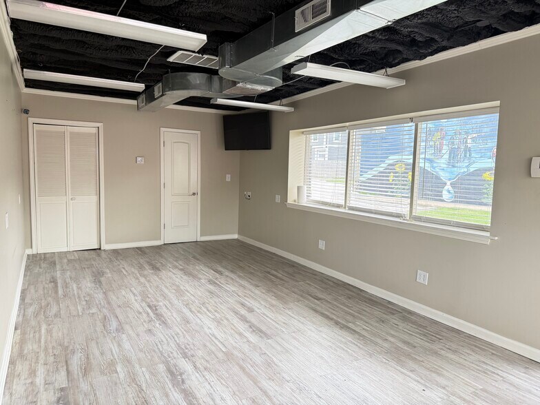 More Photos Of 1909 Quindaro Blvd, Kansas City Storefront Retail Office For Lease