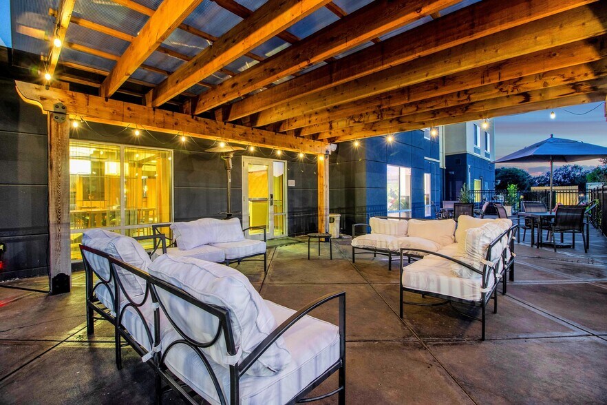 More Photos Of 2107 SE Washington Blvd, Bartlesville Hotel For Sale