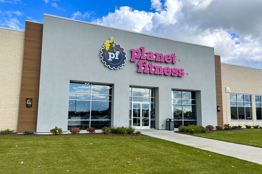 More Photos Of 4101 E Wilder Rd, Bay City Storefront For Lease