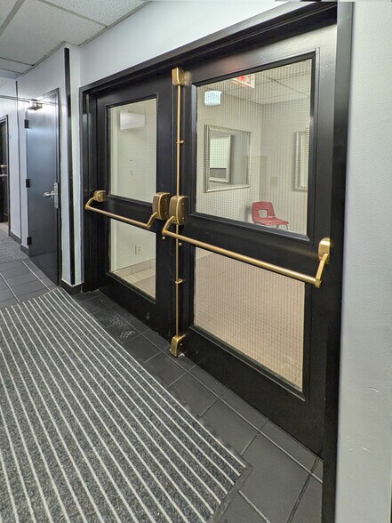 More Photos Of 257 Pinnacle St, Belleville Office For Sale