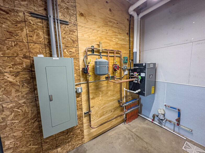 More Photos Of 107 Washington Ave, Williston Flex For Sale