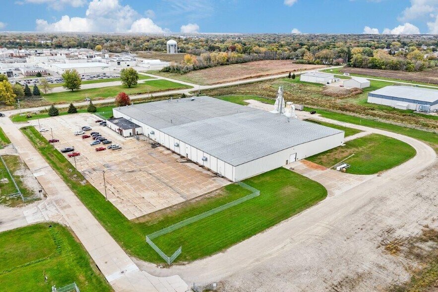 More Photos Of 1100 11th St, Charles City Warehouse For Sale